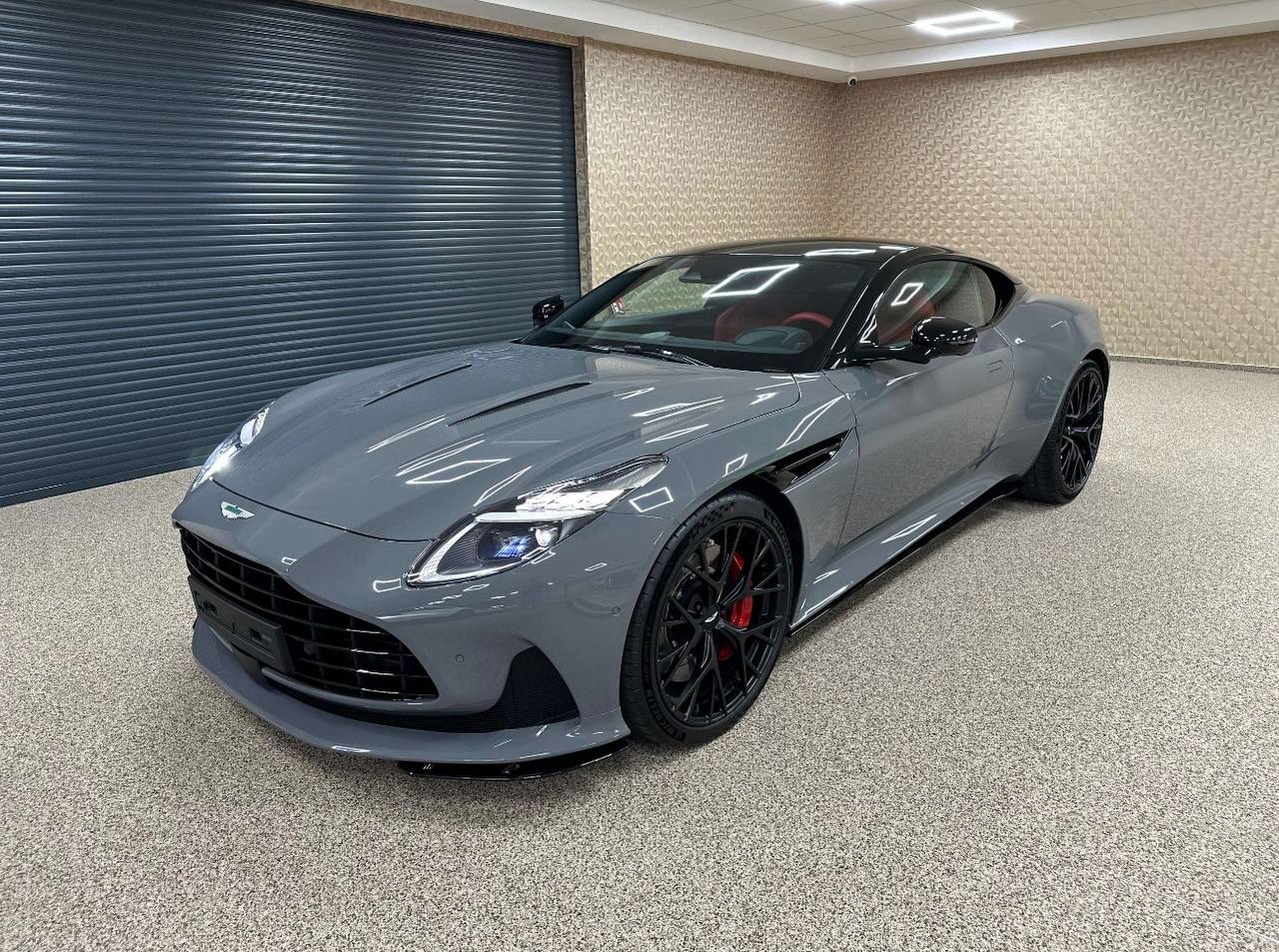 Aston Martin DB12